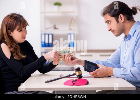 Junges Paar in Gerichtsgebäude in Scheidung Konzept Stockfoto