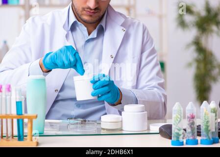 Junge männliche Chemiker im Labor arbeiten Stockfoto