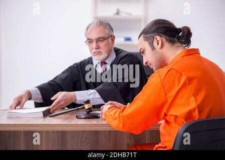 Alte männliche Richter Treffen mit jungen Gefangenen im Gerichtsgebäude Stockfoto