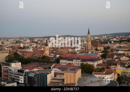 Cluj-Napoca, Rumänien- 07.20.2019: Luftaufnahme über dem Stadtzentrum bei Sonnenuntergang. Sfantul Mihail Kirche, befindet sich im Zentrum der Stadt, in Mat Stockfoto