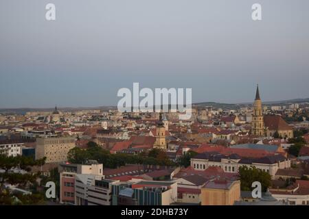 Cluj-Napoca, Rumänien- 07.20.2019: Luftaufnahme über dem Stadtzentrum bei Sonnenuntergang. Sfantul Mihail Kirche, befindet sich im Zentrum der Stadt, in Mat Stockfoto