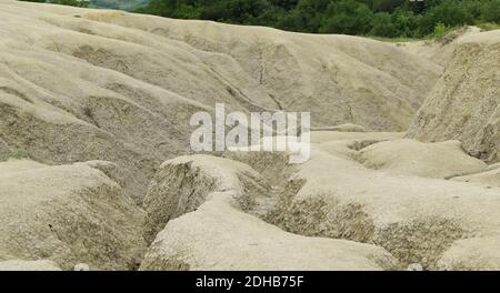 Landschaft mit rissiger Erde. Bodenform durch schlammige Vulkane und Erdgasausbrüche in Berca, Paclele Mari bei Buzau Stockfoto