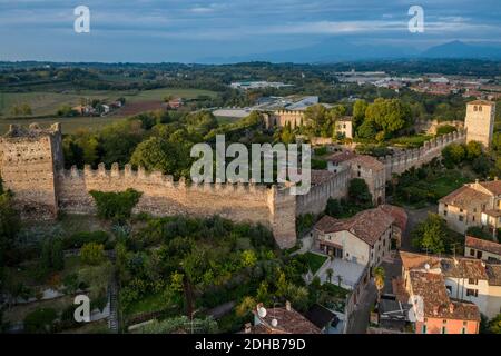 Blick auf Monzambano, die Burg und die Mauern, Mozambano (Mantova) Italien Stockfoto