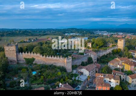 Blick auf Monzambano, die Burg und die Mauern, Mozambano (Mantova) Italien Stockfoto