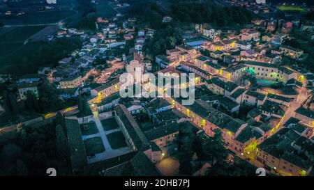 Blick bei Nacht über das Schloss und die Stadt Cavriana, Mantova, Hinterland Gardasee, Italien Stockfoto