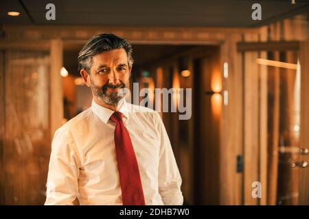 Portrait eines lächelnden reifen Rechtsberaters in Formalen im Büro Stockfoto