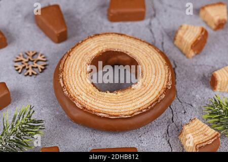 Scheibe traditionelle deutsche geschichtete Winterkuchen genannt "Baumkuchen" glasiert Mit Schokolade mit dünnen Schichten innerhalb des Kuchens Stockfoto