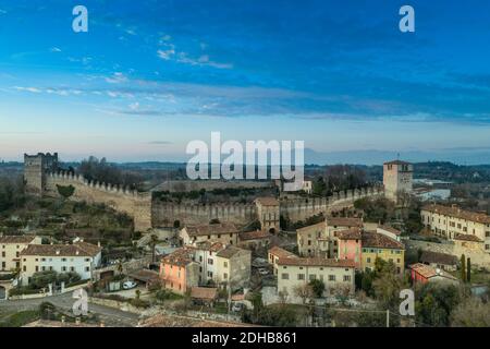 Blick auf Monzambano, die Burg und die Mauern, Mozambano (Mantova) Italien Stockfoto