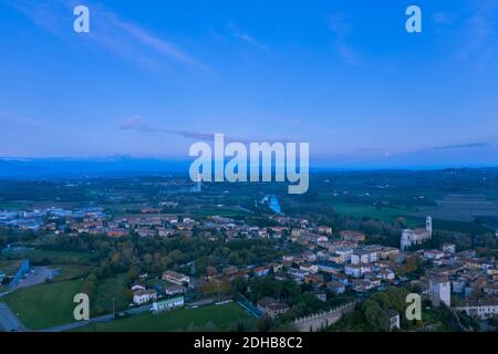 Blick auf Monzambano, die Burg und die Mauern, Mozambano (Mantova) Italien Stockfoto