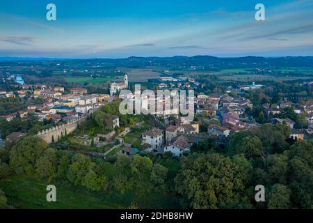 Blick auf Monzambano, die Burg und die Mauern, Mozambano (Mantova) Italien Stockfoto