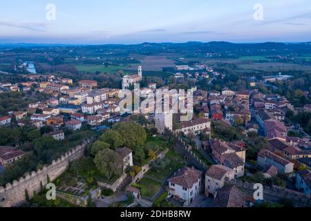 Blick auf Monzambano, die Burg und die Mauern, Mozambano (Mantova) Italien Stockfoto