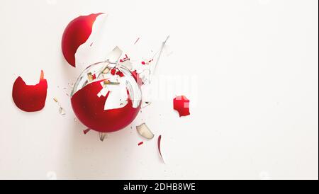 Weihnachtskugel gebrochen isoliert auf weißem Hintergrund, Draufsicht. Rote Weihnachtskugel stürzte in Stücke. Ferienunfall, Zerbrechlichkeit, Wut-Konzept Stockfoto