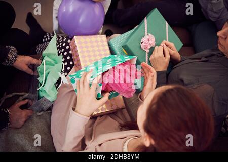 High-Winkel-Ansicht des Mädchens Empfangen Geburtstagsgeschenke von der Familie Zu Hause Stockfoto