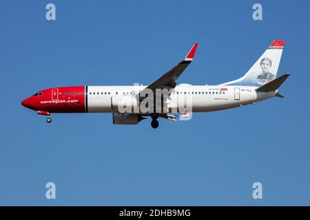 Budapest / Ungarn - 9. März 2020: Ankunft und Landung des norwegischen Flugzeugs Boeing 737-800 SE-RPJ am Flughafen Budapest Stockfoto