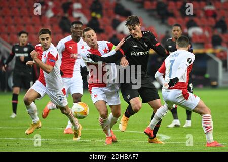 Leverkusen, Deutschland. Dezember 2020. Fußball: Europa League, Gruppenphase, Gruppe C, Matchday 6, Bayer 04 Leverkusen - Slavia Prag in der BayArena. Jan Boril (Mitte, l) aus Slavia Prag und Patrik Schick von Bayer 04 Leverkusen kämpfen um den Ball. Quelle: Ina Fassbender/AFP/Pool/dpa/Alamy Live News Stockfoto