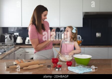 Kaukasische Mutter und Tochter mit Spaß Backen in der Küche Stockfoto