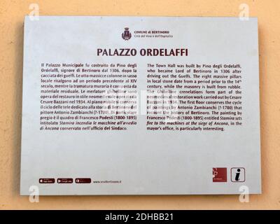 Palazzo Ordelaffi. beschreibung Platte. Die Kathedrale auf dem Hauptplatz der Stadt Bertinoro. Bertinoro, Forlì-Cesena, Emilia-Romagna, Italien. Stockfoto