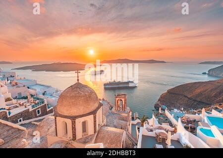 Fantastische Aussicht auf Santorini am Abend. Malerischer Frühlingsuntergang auf berühmtem Aussichtort Fira, Griechenland, Europa. Hintergrund des Reisekonzepts. Sonnenuntergang Stockfoto