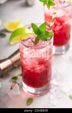 Cranberry Limette Cocktails in hohen Gläsern Stockfoto