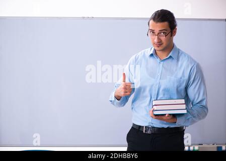 Jungen gutaussehenden Lehrer vor der Tafel Stockfoto