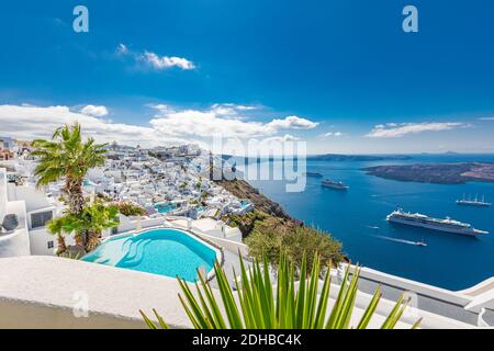 Erstaunliche Reise Urlaubslandschaft, Sommerziel in Santorini, Oia. Weiße Architektur, Pool, romantischer Meerblick mit Kreuzfahrtschiffen. Idyllische Szenerie Stockfoto