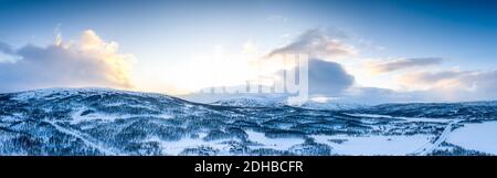 Landschaftlich schöne Panoramaaussicht auf Tarna Vilt und Joesjo Dorf, zwei Seen in Schwedisch Lappland im Winter bedeckt, kalt. Straßen, Hütten, gefrorene Seen, Birke t Stockfoto