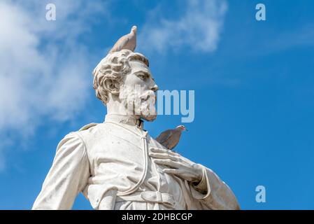 Julio Grave de Peralta Marmorstatue in Holguin, Kuba Stockfoto