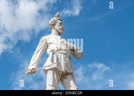 Julio Grave de Peralta Marmorstatue in Holguin, Kuba Stockfoto