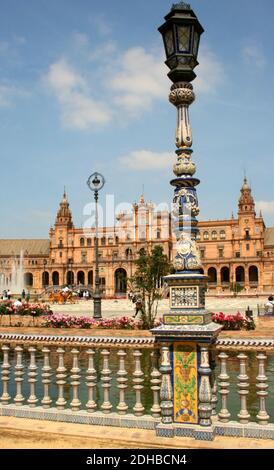 Plaza de España Spanien Plaza de Sevilla Spanien erbaut 1928 An einem heißen Sommertag mit Pferd und Kutschenfahrten Und Straßenhändler und eine Lampe Pfosten Keramik Stockfoto