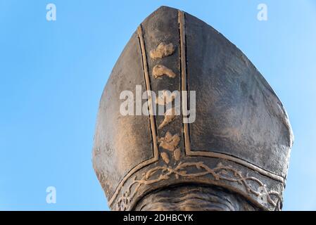 Statuenskulptur von Papst Johannes Paul II St. Kathedrale von Isidore, Catedral de San Isidoro, auch Kathedrale von Holguin, Stadt Holguin, Kuba Stockfoto