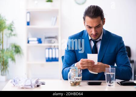 Junge männliche Buchhalter in Budget-Planung Konzept Stockfoto