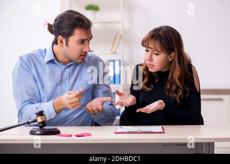 Junges Paar in Gerichtsgebäude in Scheidung Konzept Stockfoto