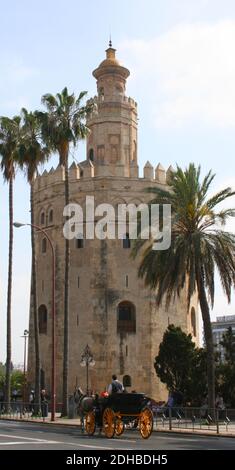 Turm von Gold Torre del Oro 13. Jahrhundert dodekagonalen Wachturm Auf dem Guadalquivir Fluss in Sevilla Spanien mit einem Pferd Gezogener Schlitten fährt vorbei Stockfoto