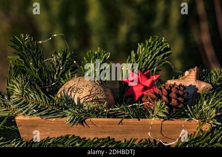 Eine Schale mit dekorativen Elementen wie Sternen und Lichtern Zu Weihnachten Stockfoto