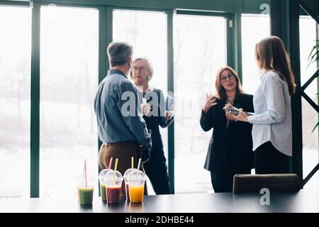 Geschäftsleuten, die Ideen in Meetings im Büro austauschen Stockfoto