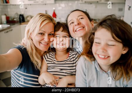 Porträt der lächelnde Mutter und Töchter zu Hause Stockfoto