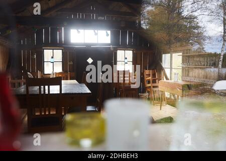 Holzmöbel im Zimmer durch das Fenster gesehen Stockfoto