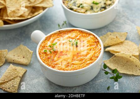 Buffalo Chicken Dip mit Chips Stockfoto