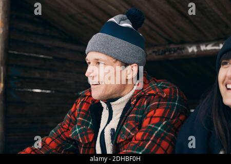 Nahaufnahme eines lächelnden Mannes und einer Frau, die in der Blockhütte sitzen Stockfoto