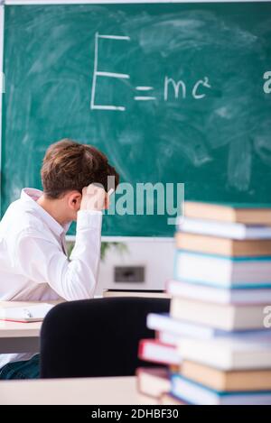 Schuljunge Physiker vor dem grünen Brett Stockfoto