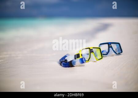 Schnorchelmaske in der Nähe der Brandung, Paar Schnorchel Tauchausrüstung Ziel Urlaub Reise tropisch am Strand. Sommer Wassersport, Freizeit Stockfoto