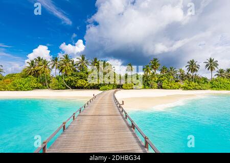 Malediven Insel Strand. Tropische Landschaft von Sommerlandschaft, Meer Sand Himmel über Pier. Luxus Reise Urlaubsziel. Exotische Strandlandschaft Stockfoto