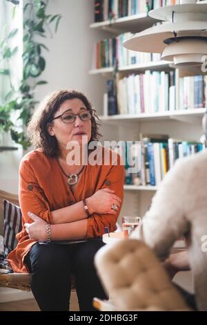 Reife weibliche Therapeutin im Gespräch mit dem Patienten zu Hause Büro Stockfoto