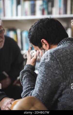 Arzt erklärt traurigen männlichen Patienten während der Therapie-Sitzung Stockfoto