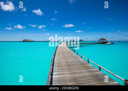 Malediven Insel Strand. Tropische Landschaft von Sommerlandschaft, Meer Sand Himmel über Pier. Luxus Reise Urlaubsziel. Exotische Strandlandschaft Stockfoto