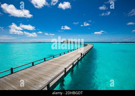 Malediven Insel Strand. Tropische Landschaft von Sommerlandschaft, Meer Sand Himmel über Pier. Luxus Reise Urlaubsziel. Exotische Strandlandschaft Stockfoto