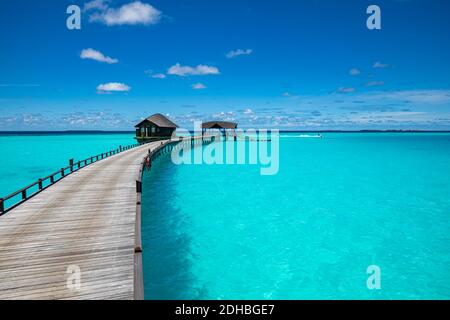 Malediven Insel Strand. Tropische Landschaft von Sommerlandschaft, Meer Sand Himmel über Pier. Luxus Reise Urlaubsziel. Exotische Strandlandschaft Stockfoto