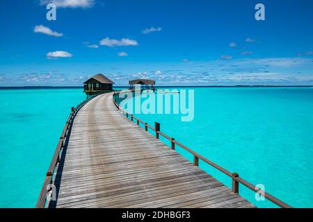 Malediven Insel Strand. Tropische Landschaft von Sommerlandschaft, Meer Sand Himmel über Pier. Luxus Reise Urlaubsziel. Exotische Strandlandschaft Stockfoto