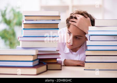 Schuljunge Vorbereitung für Prüfungen im Klassenzimmer Stockfoto