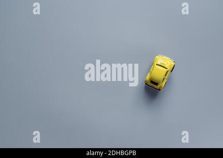 Flach Lay von schönen trendigen nahtlose Muster Tomate. Muster aus roten Tomaten auf trendigen 2021 neuen Farben. Leuchtendes Gelb und ultimatives Grau. Kolo Stockfoto